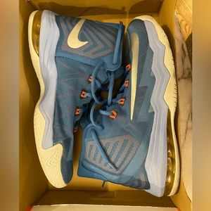 Nike Air Max 9.5 Men Basketball Shoes barely used with box. Blue